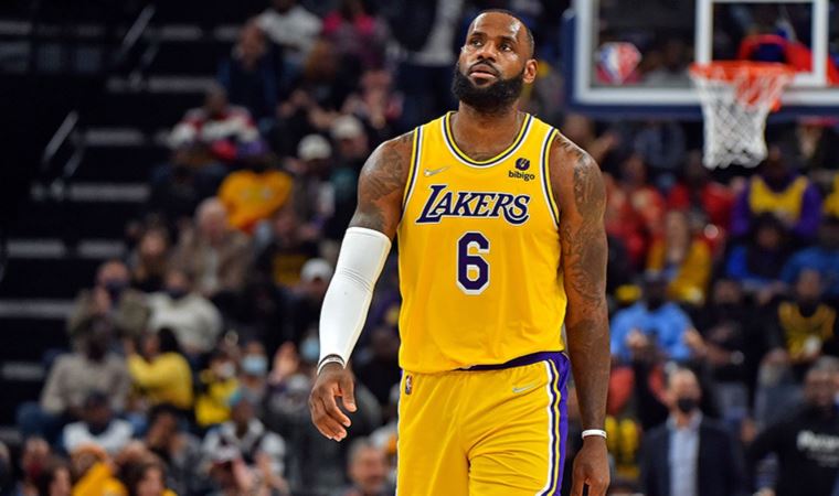 LeBron James'in "triple double"ı Lakers'a yetmedi