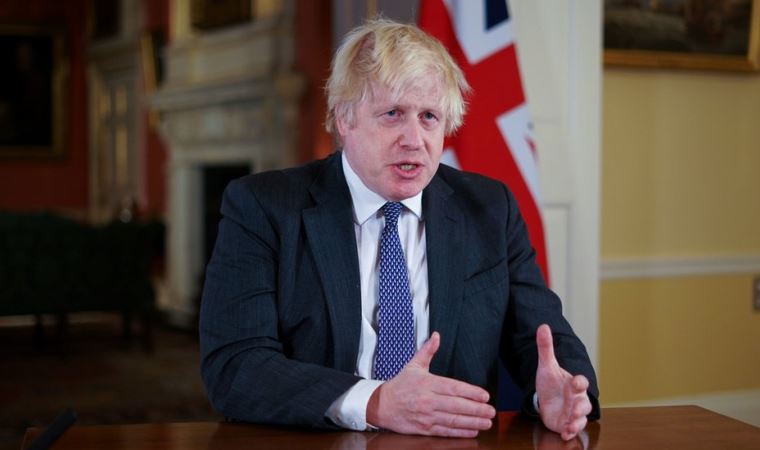 Boris Johnson 'Omicron dalgası geliyor' dedi, ay sonuna kadar tüm yetişkinlere üçüncü doz aşı sunulacak