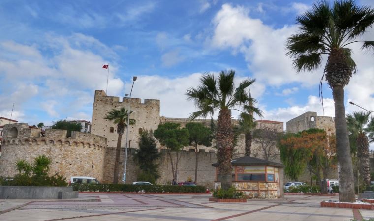 Çeşme Meydanı'ndaki kaçak yapılar yıkıldı