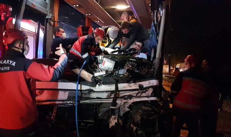 Yolcu otobüsü TIR’a çarptı: 20 yaralı