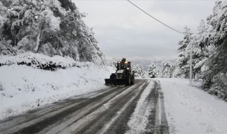 Muğla ve ilçelerinde karla kaplı yollar belediye ekipleri tarafından açıldı