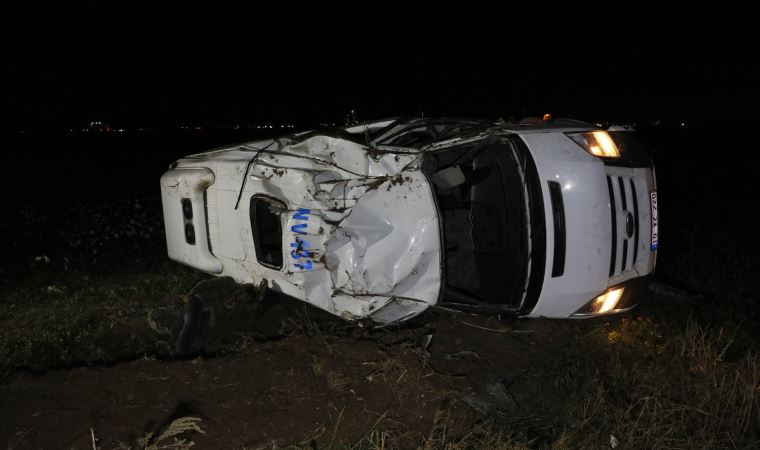 Kaçak göçmen taşıyan minibüs, polisten kaçarken pamuk tarlasına devrildi