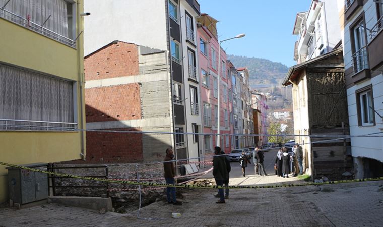 Temelinde kayma yaşanan binadakiler, iş makinesi operatörünü uyarmış