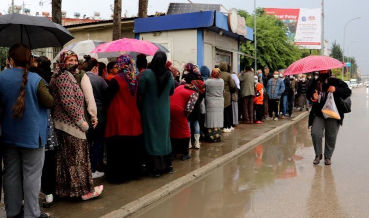 Uzun kuyruklar... Krizin boyutunu Halk Ekmek satışları gösterdi