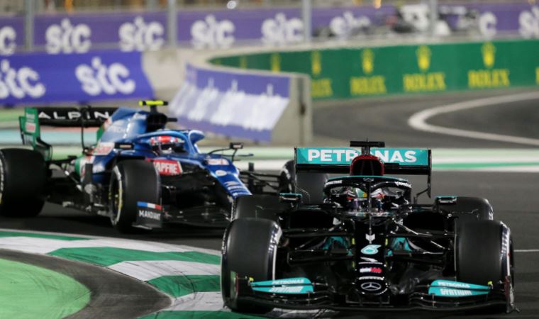 Formula 1'de Hamilton kazandı, şampiyonluk son yarışa kaldı