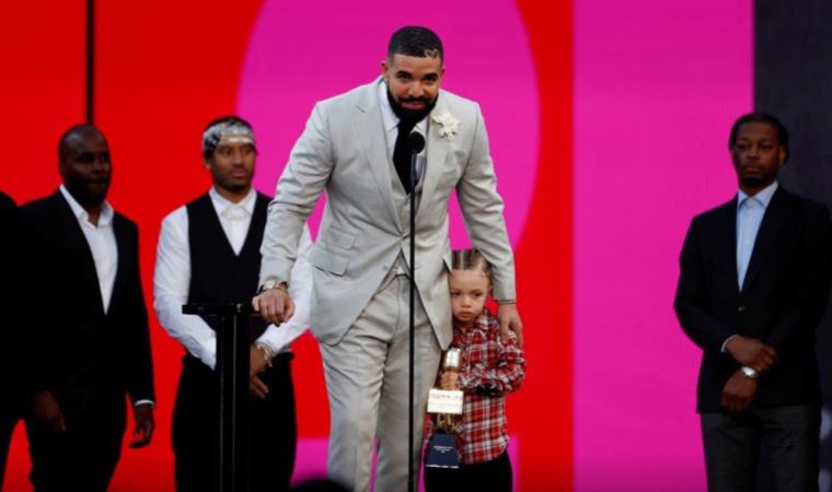 Drake, iki Grammy kategorisinden adaylığını çekti