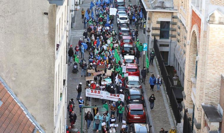 Belçika'da sağlık çalışanları hükümetin zorunlu aşı kararını protesto etti