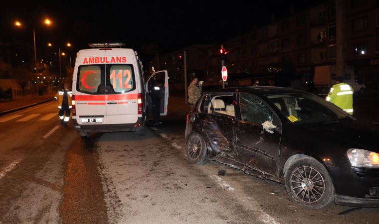 Otomobil ve ambulans çarpıştı: 3 kişi yaralandı, hamile kadın ambulansta doğum yaptı