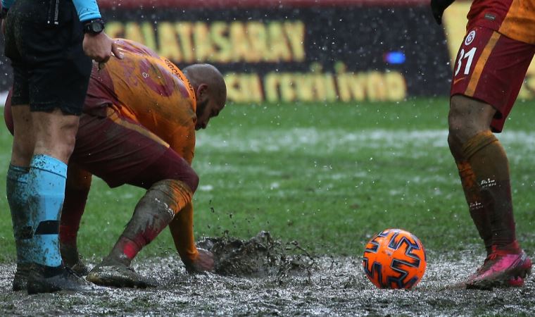 Balçık zemin için futbolculardan özür diledi