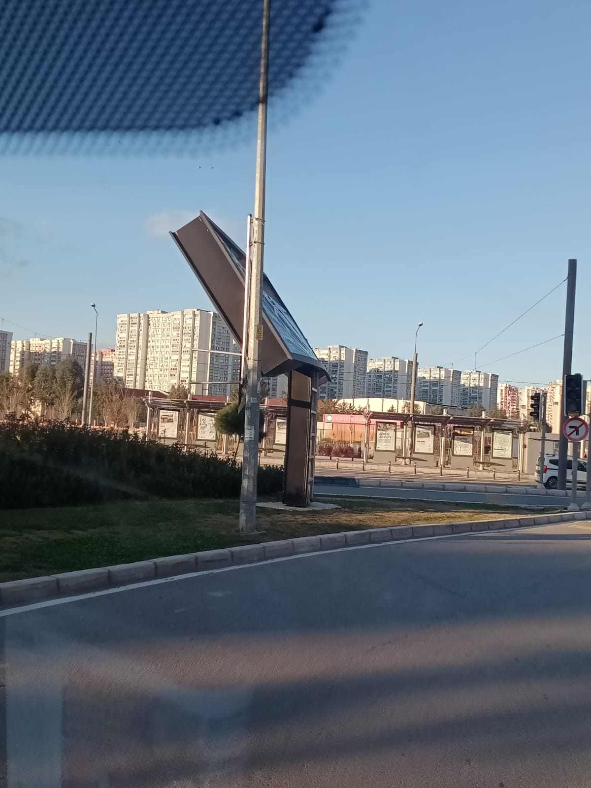 İzmir'i fırına vurdu: Çatılar uçtu, ağaçlar devrildi, iskeleler hasar gördü