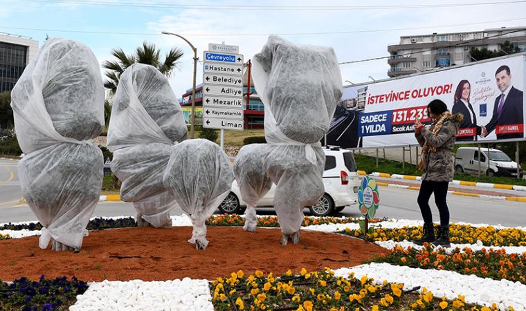 Kuşadası'nda ağaçlar soğuğa karşı elyaf ile kaplandı