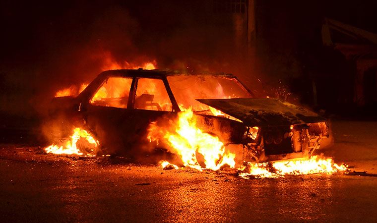 Çalışmayan aracını ateşe verdi, sönene kadar başında bekledi