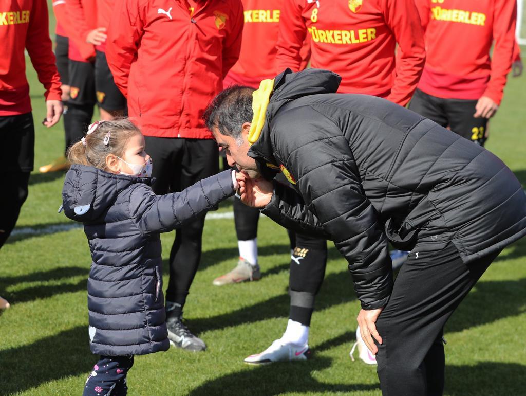 Göztepe antrenmanına Ayda bebek sürprizi