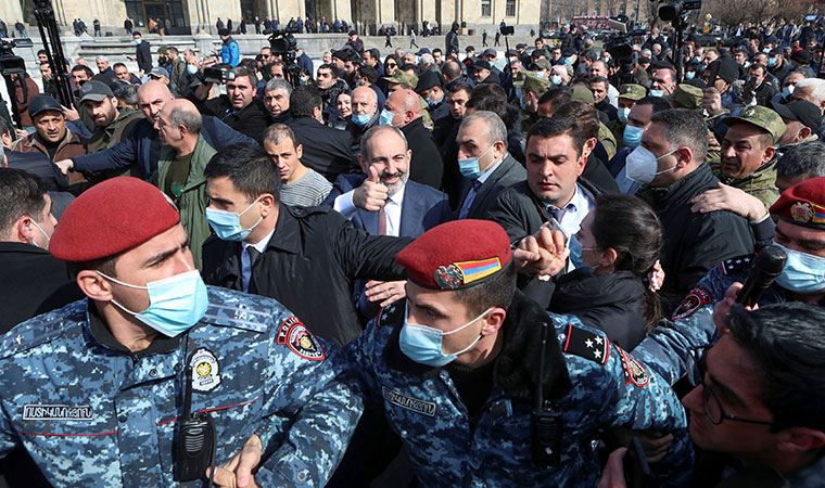 Ordu, hükümete karşı muhtıra yayımladı. Paşinyan, ‘Bu bir darbe girişimidir’ dedi