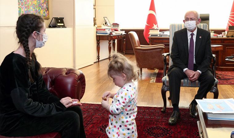 Kılıçdaroğlu, anne Rukiye Ay ve çocuğu ile görüştü