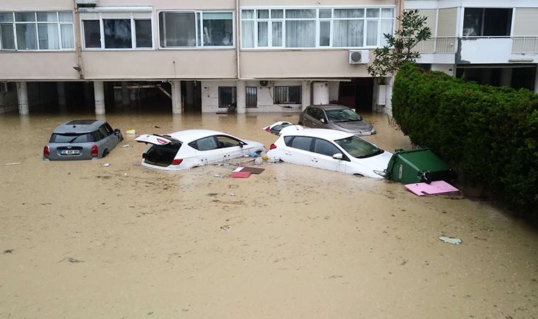 İzmir'de selzedelere eşya ve nakit desteği