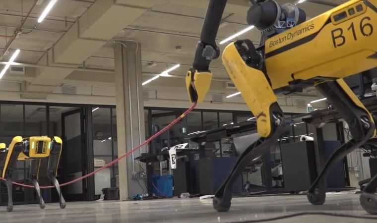 Boston Dynamics: Robot köpek Spot, artık her yerden kumanda edilebiliyor, ortalığı topluyor, ip atlıyor