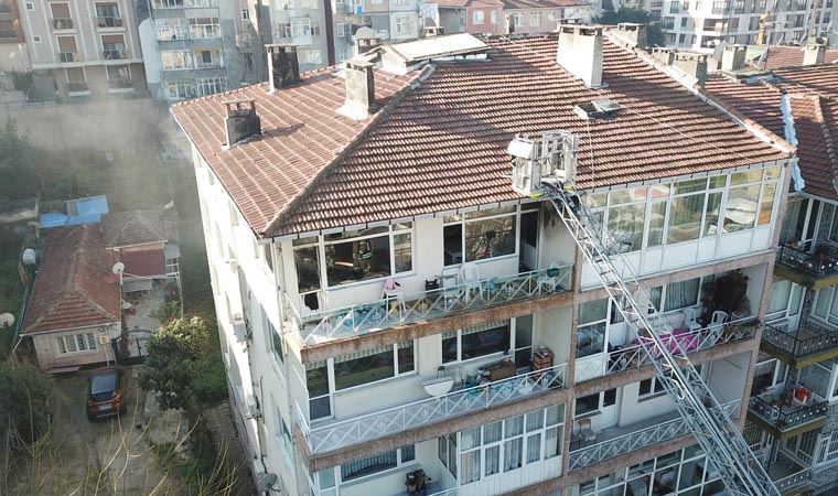 Üsküdar'da 5 katlı binada yangın, kendilerini sokağa attılar