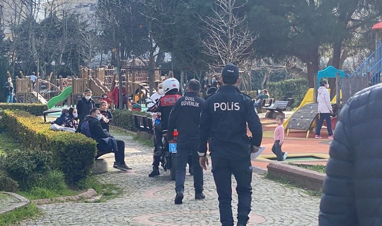 Kadıköy'de kısıtlamada parka gelenlere ceza  yazıldı