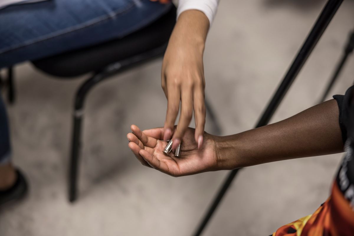 Güney Afrika'da kadınlar erkek şiddetine karşı silah eğitimi alıyor