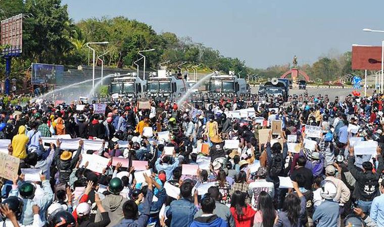 Mynmar’da ordunun yönetime el koymasına karşı protestolar sürüyor