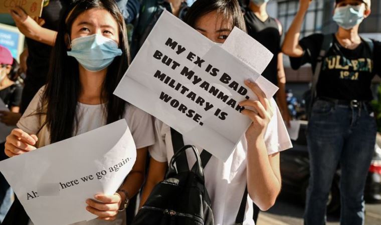 Myanmar'da darbeyi protesto eden gençlerden esprili slogan: 'Eski sevgilim kötüydü ama ordu daha kötü'