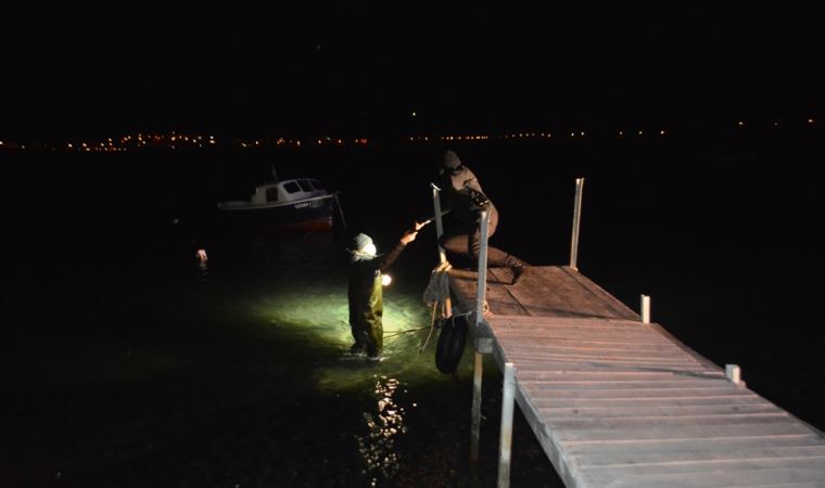 Soğuk deniz suyuna atlayan kadın, hipotermi riski nedeniyle hastaneye kaldırıldı