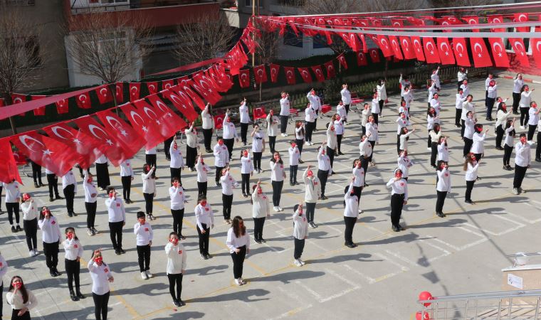 100 öğrenci, mesafeye uyarak 100'üncü yıl anısına İstiklal Marşı'nı işaret dili ile okudu