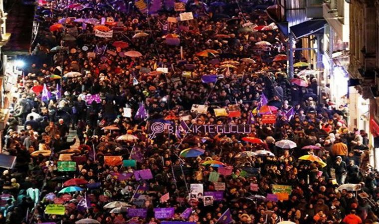 8 Mart Feminist Gece Yürüyüşü'ne katılan kadınlara polis baskını ile gözaltı