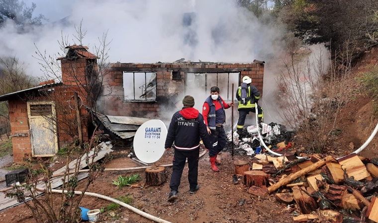 Denizli'de elektriği kesilen çiftçi, evini ateşe verdi