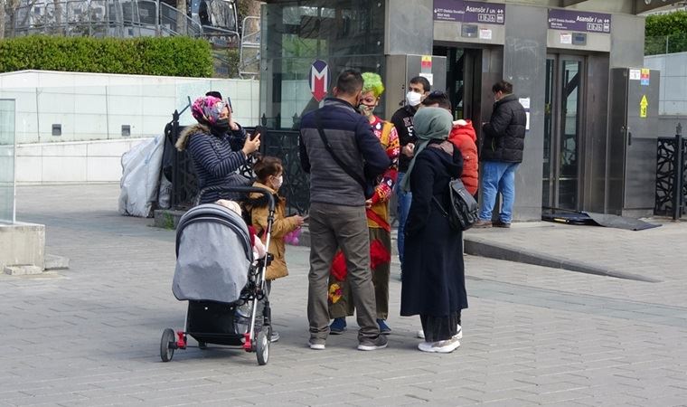 Taksim’de özçekim yaptırdığı turistleri para için tehdit eden palyaço gözaltına alındı