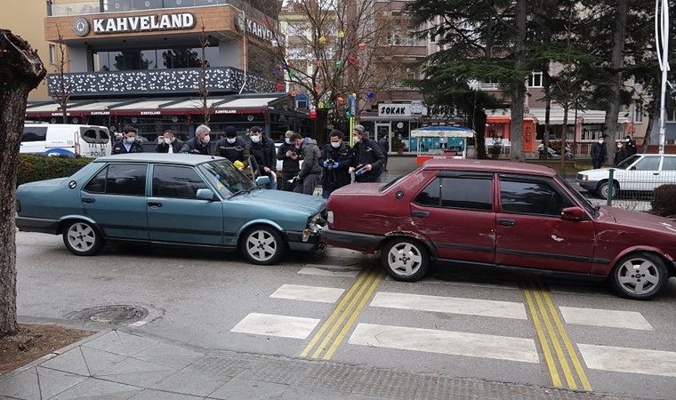 Boşanma davasından çıkan koca, aracıyla eşinin bulunduğu otomobile çarptı