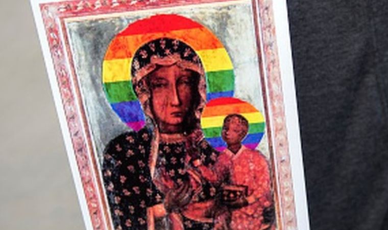 Polonya'da Meryem Ana'yı LGBTİ+ sembolüyle tasvir edip yargılanan aktivistler beraat etti