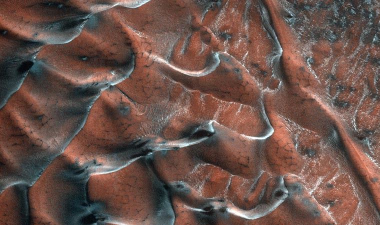 NASA, Mars'taki buzlu kum tepelerinin fotoğrafını yayımladı