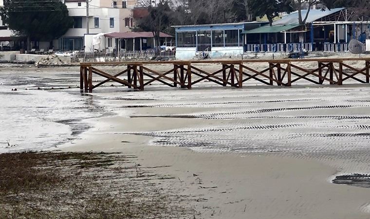 Çanakkale'de deniz çekildi, sandallar karaya oturdu