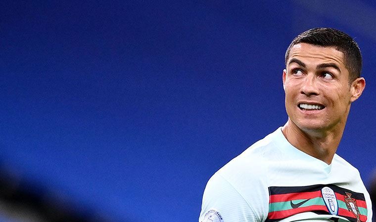 Ronaldo'nun fırlattığı kaptanlık pazubandı, SMA hastası bebek için açık artırmaya çıkarıldı