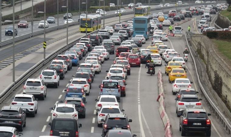 İstanbul'da sokağa çıkma kısıtlamasının sona ermesiyle trafik yoğunluğu arttı