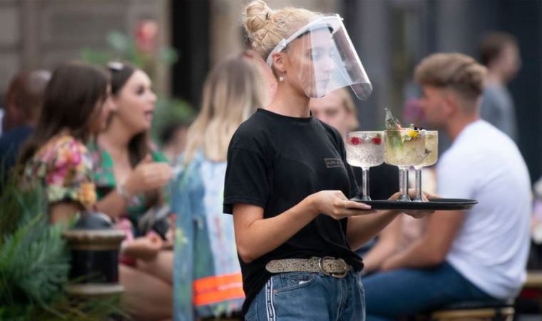 İngiltere'de koronavirüs önlemleri gevşetiliyor: Aylar sonra mağazalar ve restoran bahçeleri açılıyor