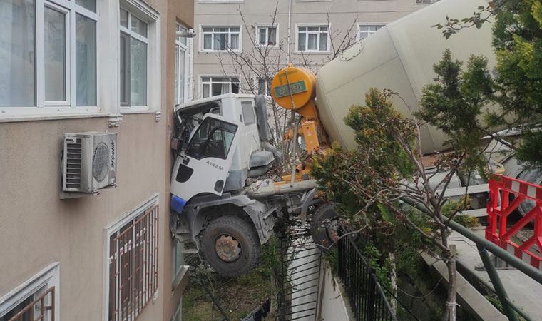 Beşiktaş'ta beton mikseri 6 katlı binaya çarptı