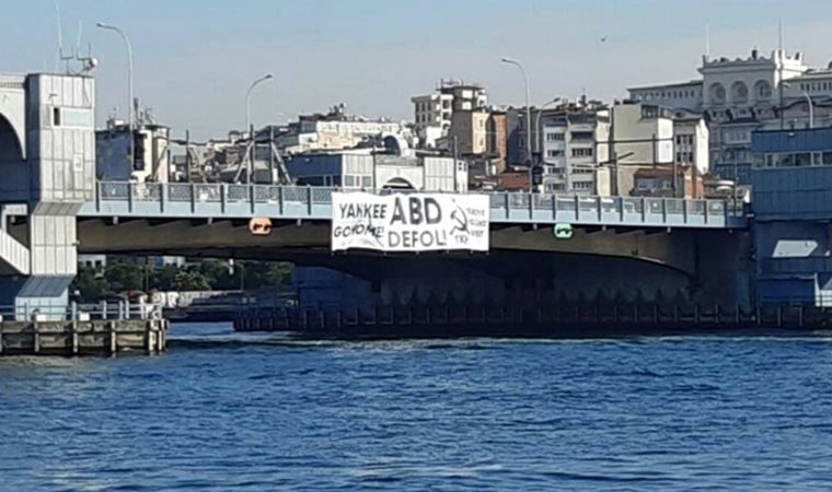 Komünistlerden ABD protestosu: Galata Köprüsü'ne dev pankart asıldı