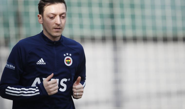 Mesut Fenerbahçe antrenmanında önce çalım attı, sonra özür diledi