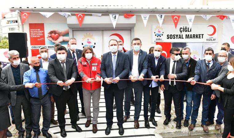 Çiğli’de dayanışma için 'sosyal market' kuruldu