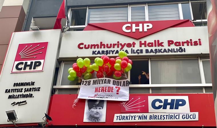 '128 milyar dolar nerede?' afişi asamayan CHP Karşıyaka İlçe Başkanlığı, çözümü afişi uçurmakta buldu