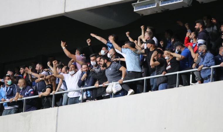 Sokağa çıkma yasağına rağmen binlerce taraftar tribüne geldi!