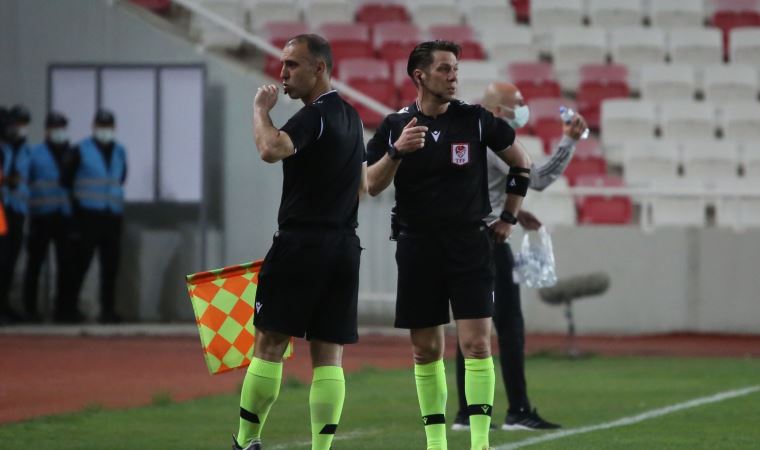 Sivasspor - Beşiktaş maçında ışıklar söndü, maç durdu