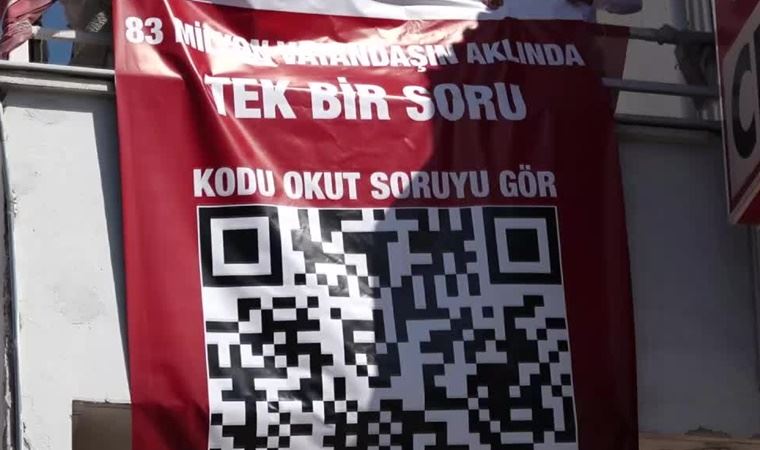 Polis karekodlu pankartı da indirdi