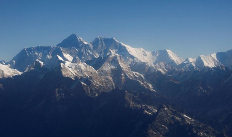 Covid: Koronavirüs dünyanın en yüksek noktasına erişti, Everest Dağı'na tırmanan dağcının testi pozitif çıktı