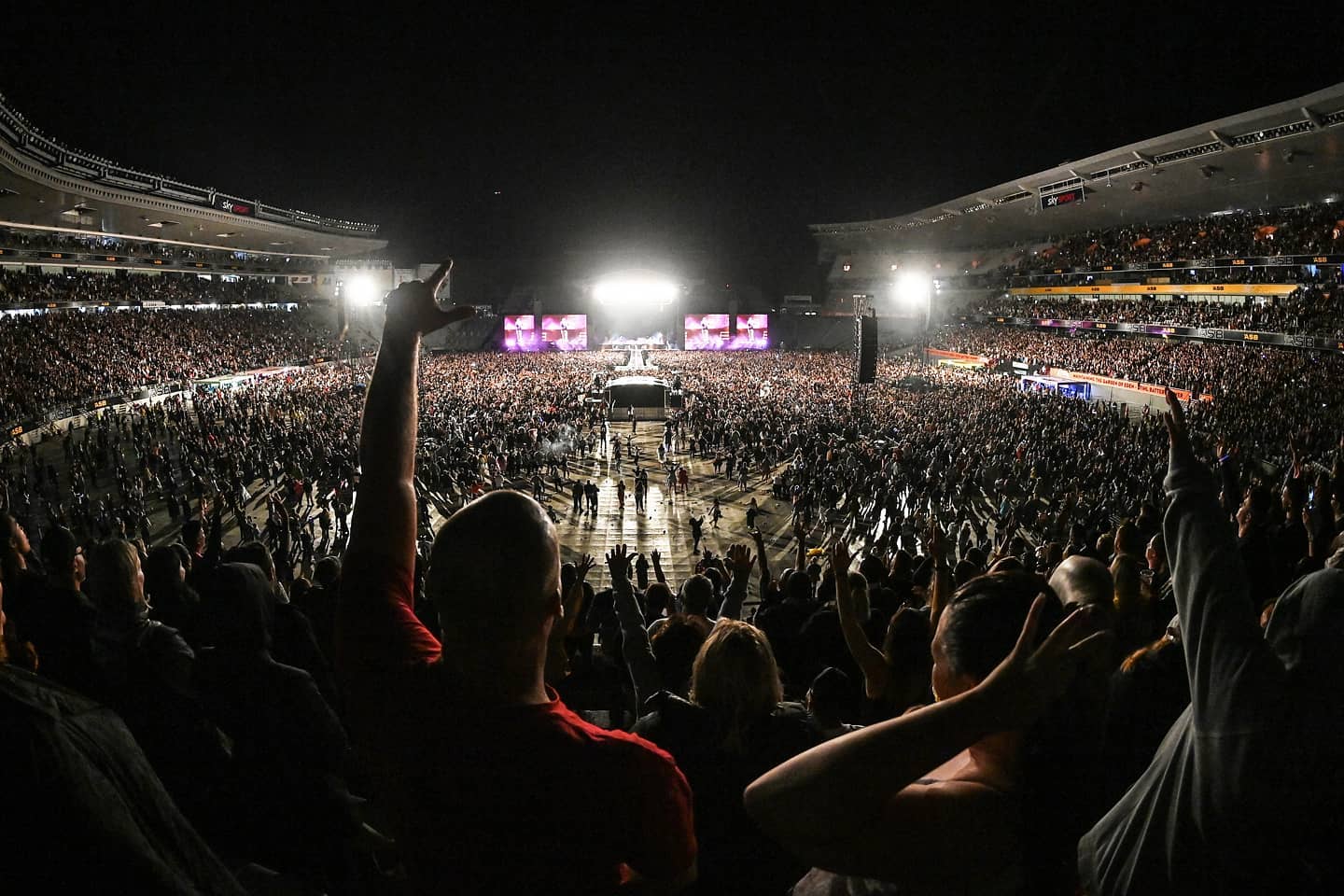 Normale dönen Yeni Zelanda’da 50 bin kişilik konser