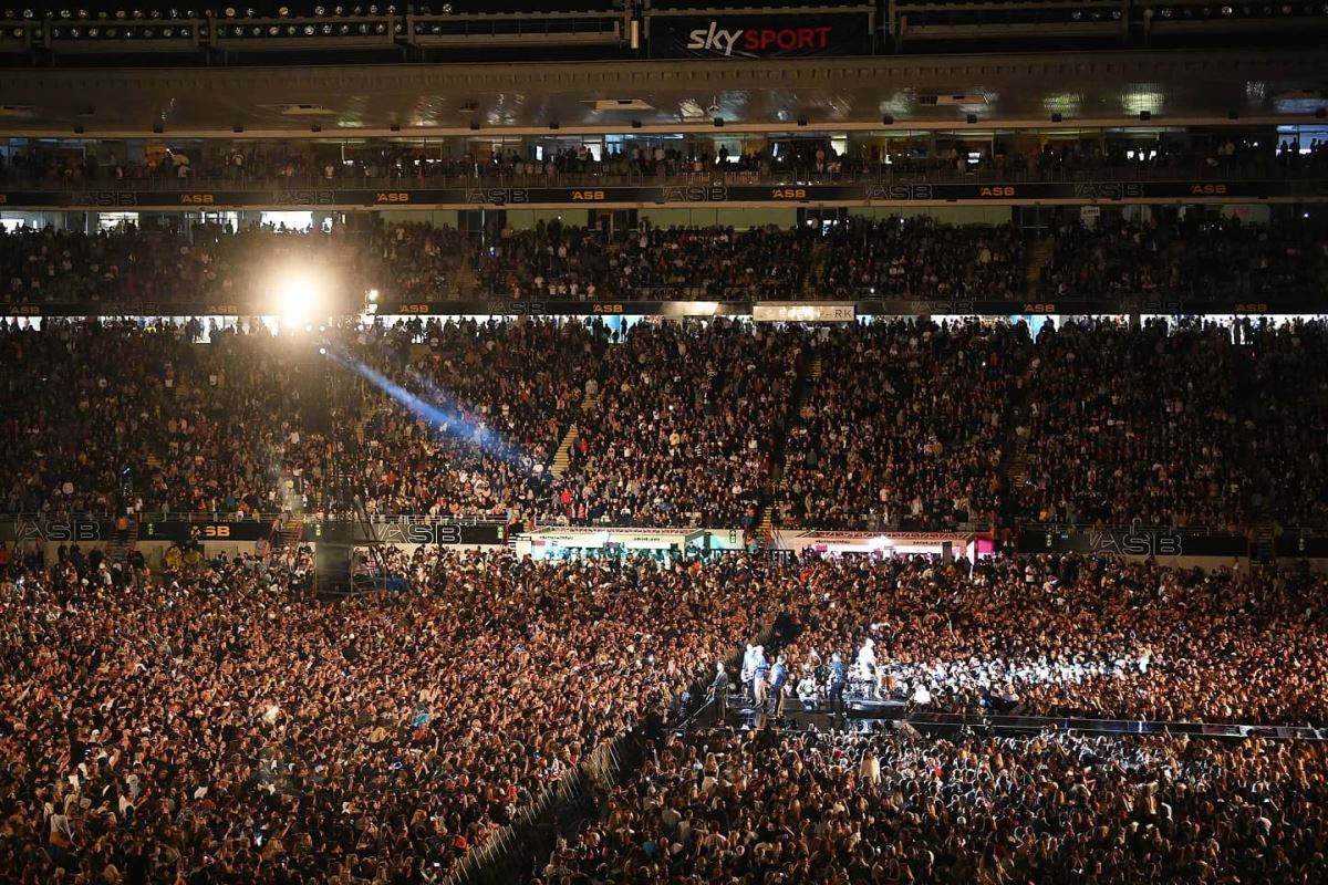 Normale dönen Yeni Zelanda’da 50 bin kişilik konser