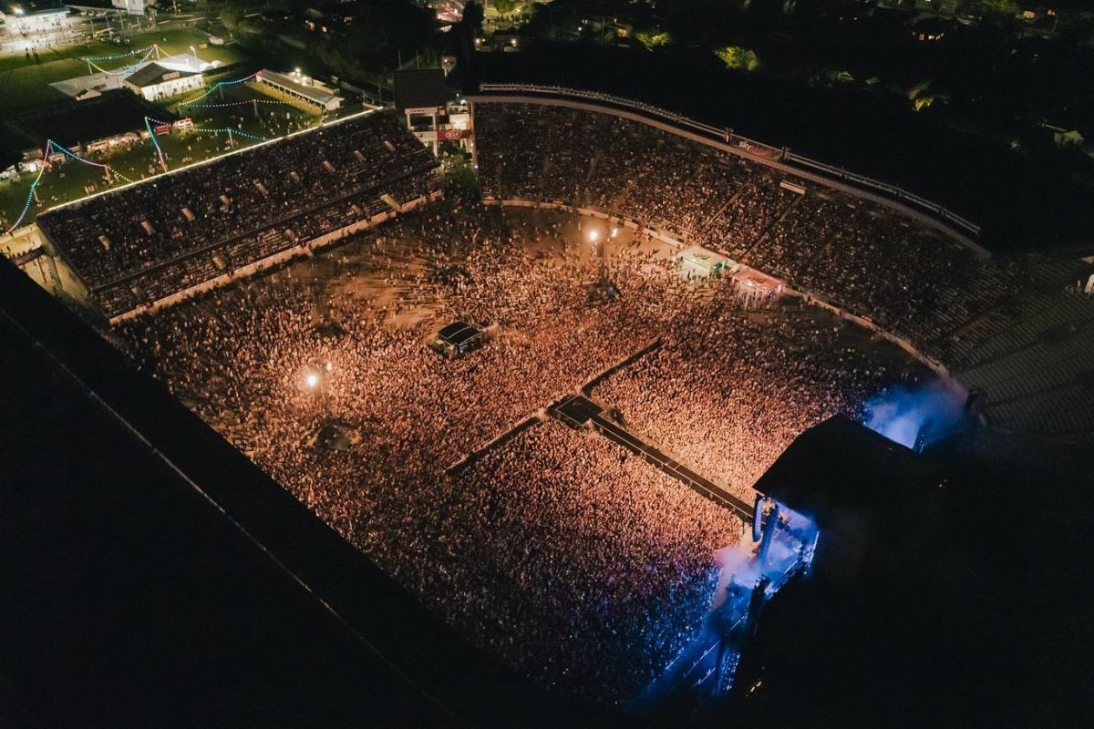 Normale dönen Yeni Zelanda’da 50 bin kişilik konser